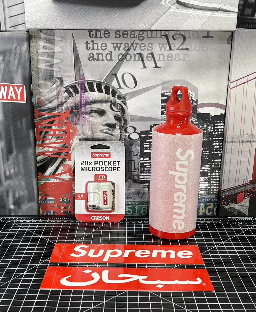 Porte clés microscope de poche SUPREME neuf et bouteille d'eau rouge SIGG 0,6 L + AUTOCOLLANTS
