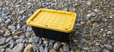 Mini contenedor de almacenamiento rectangular con tapa de plástico Lowes Teeny Tote negro amarillo