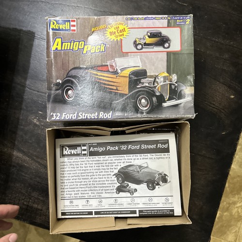 Amigo Pack | Exclusive 1/64 Die Cast '32 Ford Street Rod | Revell Brand - Afbeelding 1 van 3