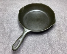 VTG. UNMARKED WAGNER NO. 5 8” CAST IRON SKILLET