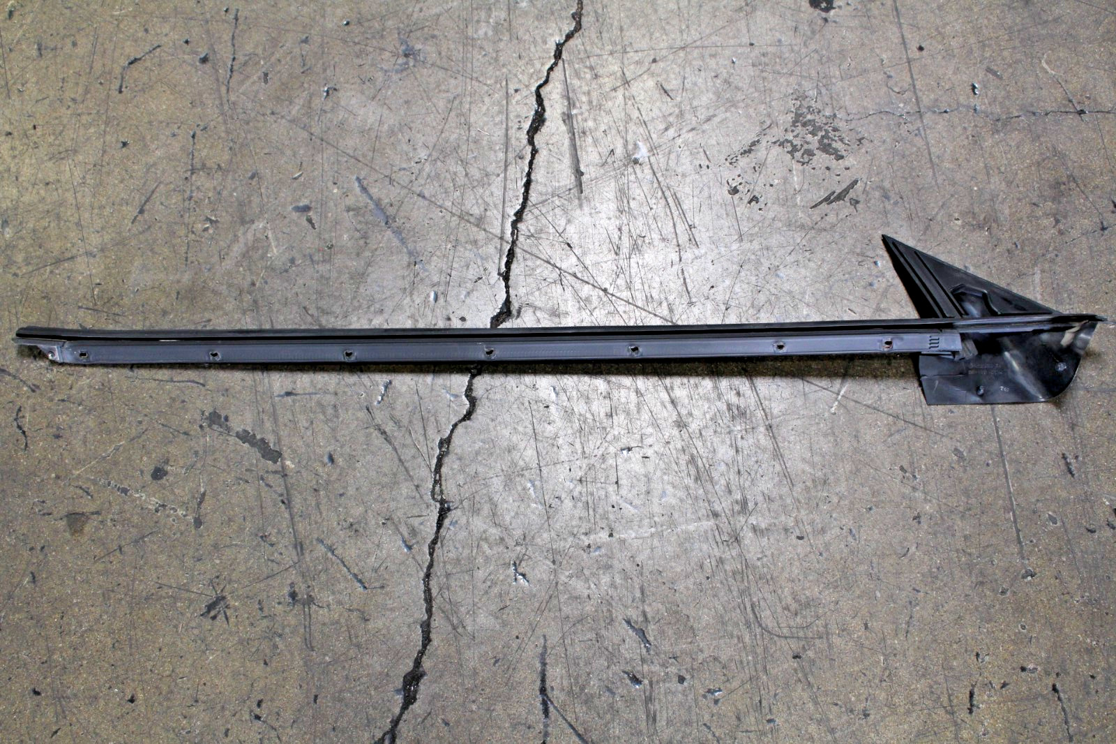 Ferrari California T, RH, Right, Outer Door Glass Scraper, Used, P/N 85219600
