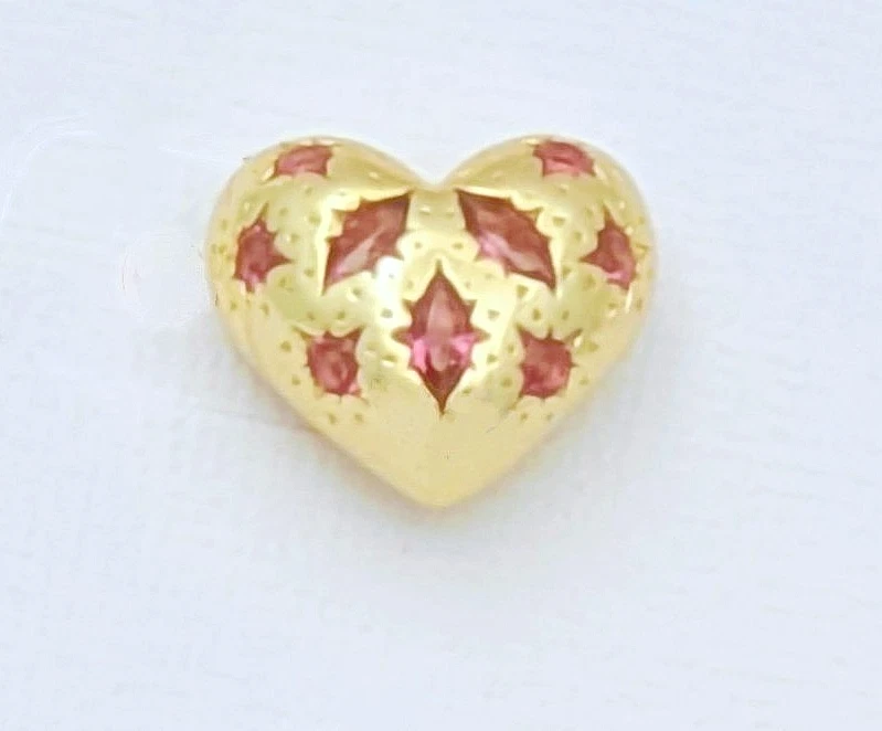 Позолоченные серьги-гвоздики с сердцем Kendra Scott с красным кристаллом и гравировкой - Изображение 2 из 3