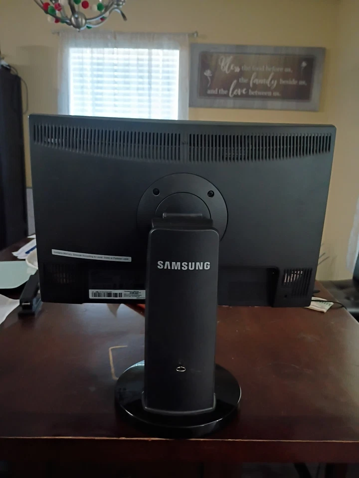 (Free shipping) 19-inch Samsung SyncMaster 943BWX Monitor with Monitor Stand - Image 4 of 4