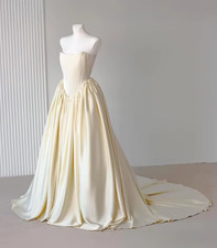 Simple Corset Wedding Dress With Puffy Skirt Long Train Civil Ceremony Elegant