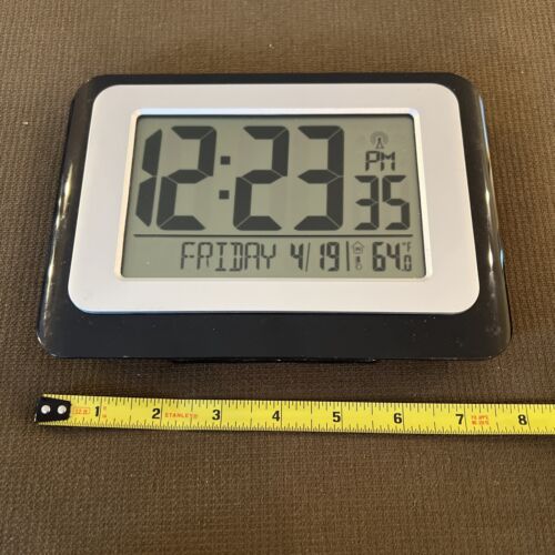 La Crosse Technology Digital Atomic Wall Clock Alarm Temperature Station - Afbeelding 1 van 9