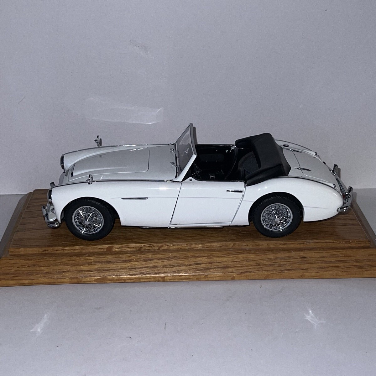 AUTOart Austin Harley 3000z 値段最低。 1961 Austin Healey 3000 White AUTOart Millennium 1:18 Scale Die