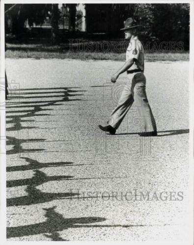 1971 Pressefoto Marine Drill Sergeant folgt im Schatten der Rekruten, SC - Bild 1 von 2