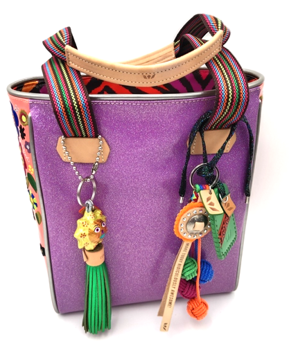 Bolso de Mano Consuela TWY Chica con Dije de Caracola Añadido y Etiqueta de Equipaje