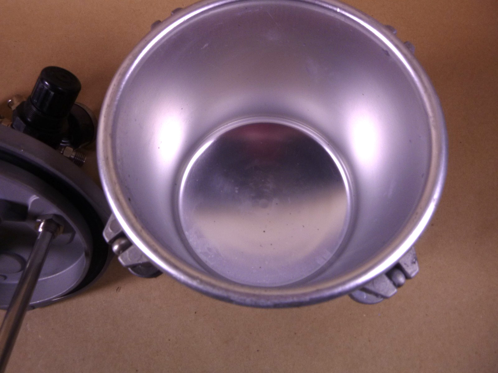 Binks SG2 Plus Pressure Cup Model 80-651 With Gast Rotary Agitator 2 Quart