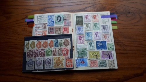 OLD DORCHESTER STAMP ALBUM : SMALL BRITISH COLONIES & WORLD -690 USED STAMPS. - Imagen 8 de 18