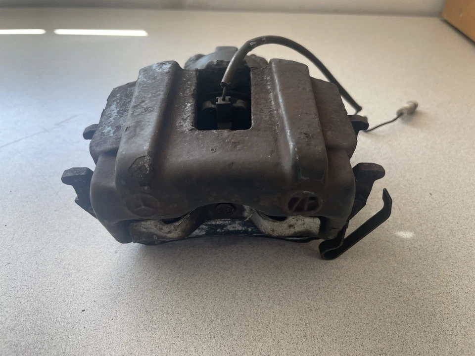 MERCEDES-BENZ ML320 1998-2003 ~ PINZA DE FRENO TRASERA DERECHA ~ A1634200483 Foto 2 de 4