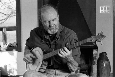 Folk singer environmental activist Pete Seeger poses for a portrai- Old Photo 7
