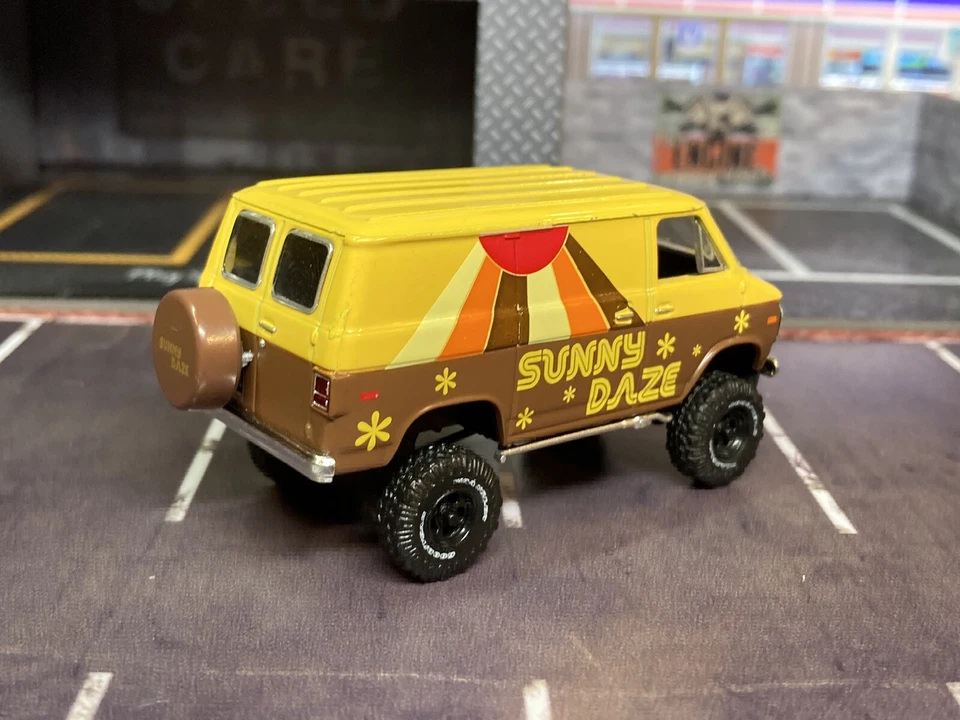 1971 Chevy Van Lifted 4x4 Truck 1/64 Diecast Custom M2 Machines Customized 4WD - Image 4 of 4