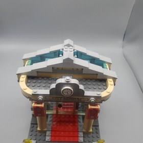LEGO City Museum Break-In (60008).  Mini Figs. Museum And Escape Car
