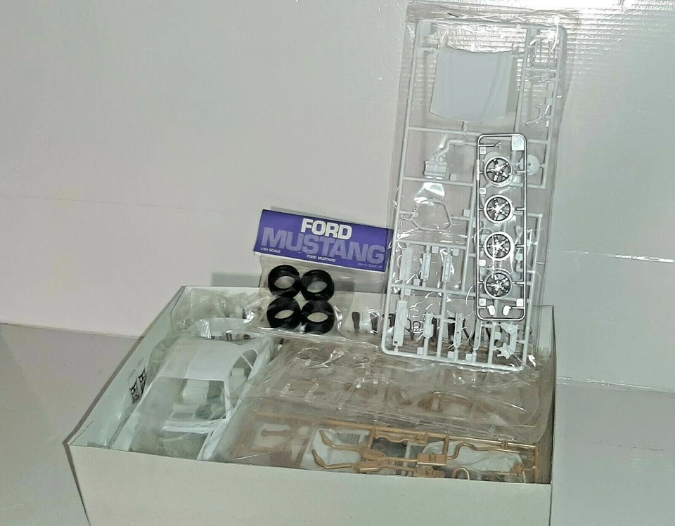 KIT MONTAGGIO FORD MUSTANG COBRA R  TAMIYA SCALA 1:24 - Immagine 2 di 2