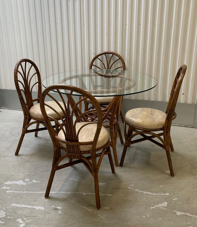 Mesa de comedor y cuatro sillas vintage de bambú y ratán Foto 2 de 4