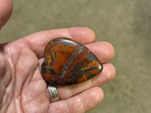 MAGNIFICENT COLORS! HEART SHAPED WORRY STONE MADE FROM TIGER IRON !!! - Picture 15 of 16