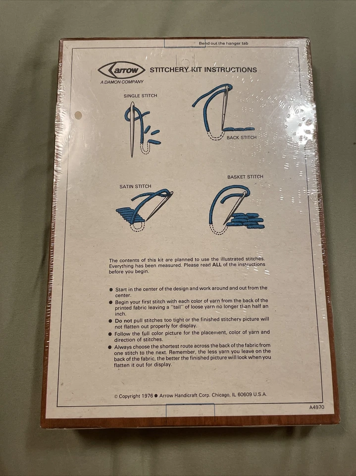 KIT DE COSTURA VINTAGE FLECHA 1976 com MAT ROOSTER #A4970 7 1/8" x 10 1/8" - Imagem 3 de 4