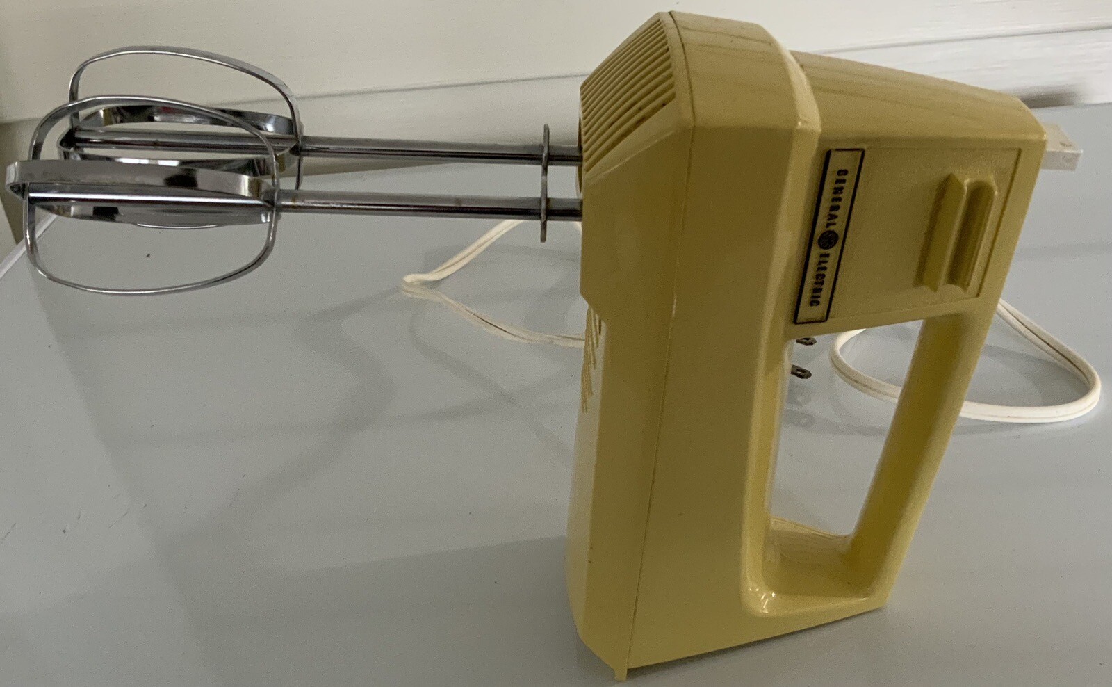 Vintage Harvest Gold GE General Electric 3 Speed Hand Mixer D1M24 Works