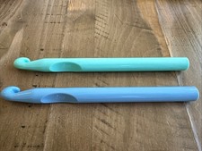 Set Of 2 Boye Plastic Crochet Hooks Q 17 - 15.75 mm