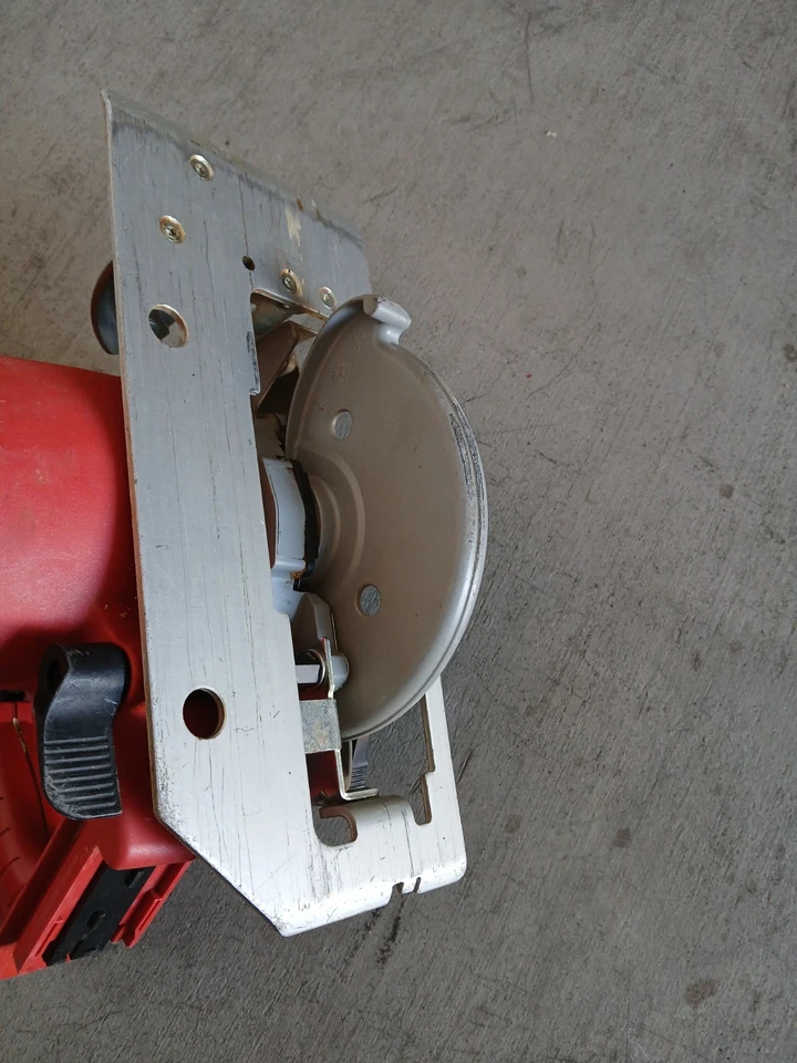 Sierra circular inalámbrica milwaukee 6 1/2" 18V buen estado, sin batería con ella. Foto 4 de 4