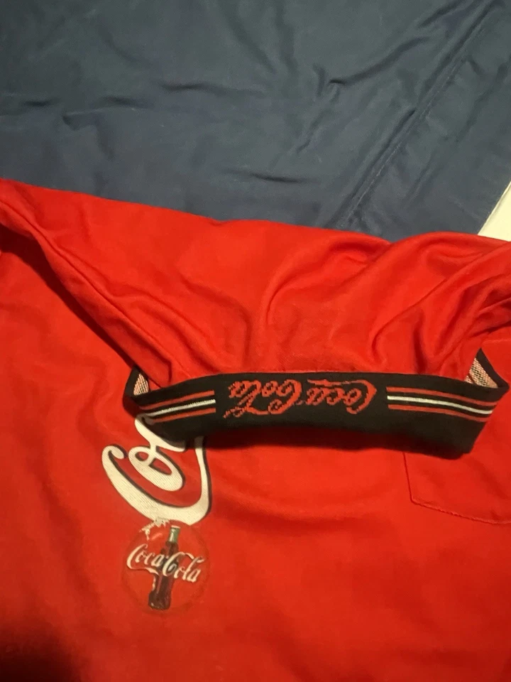 Polo rojo Coca Cola y camiseta azul de oso polar  Foto 4 de 4