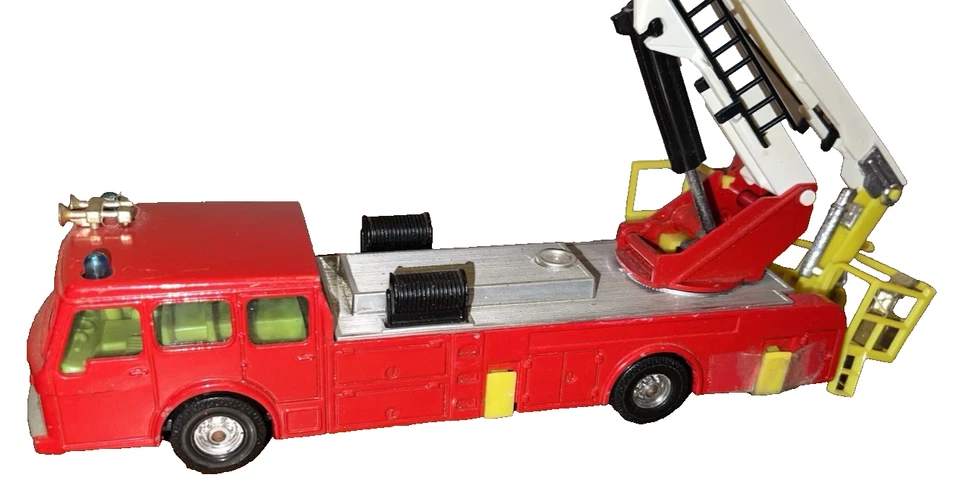 VINTAGE TOY CORGI~FIRE TRUCK~ 1977~ SIMON SNORKEL~DENIS CHASSIS #1126~ ENGLAND - Image 4 of 4
