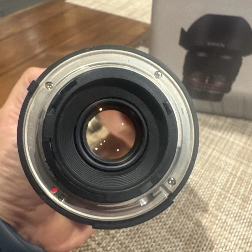 Lente Rokinon 14 mm f/2,8 ED AS IF UMC Foto 4 de 4