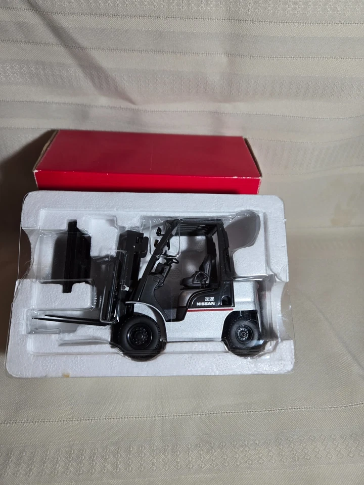 Carretilla elevadora diecast - Carretilla elevadora Nissan 25 AGRES 1:25 Foto 2 de 4