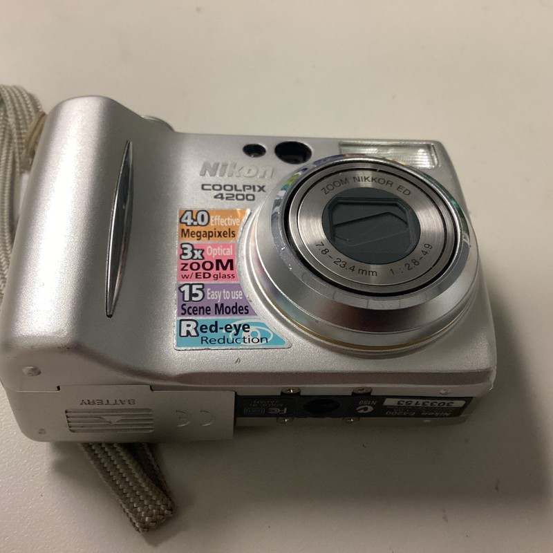 Nikon COOLPIX 4200 4.0 MP Digital Camera No Battery For Parts