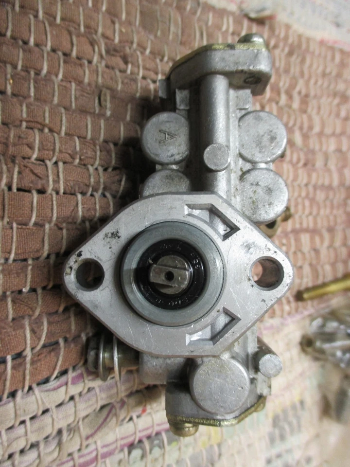 Kawasaki H2 750 B/C 4 Line Oil Pump - Image 2 of 3