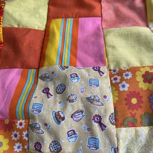 Trapunta vintage fatta a mano patchwork giro coperta bambino colorata floreale 36” x 32” MCM - Foto 11 di 16