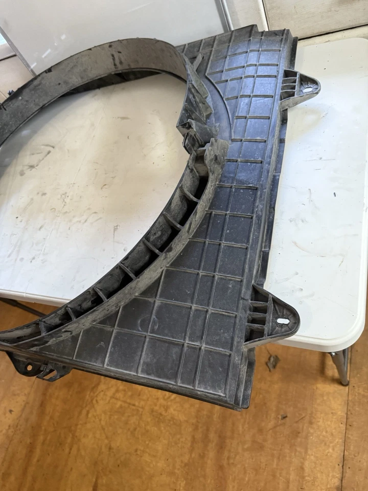 2016-2019 Nissan Titan XD/ diesel OEM Radiator Shroud - Image 4 of 4