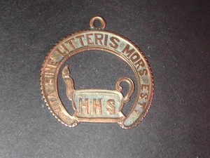 1904 Horseshoe pendant Vita Sine Litteris Mors est.