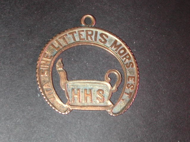 1904 Horseshoe pendant Vita Sine Litteris Mors est.