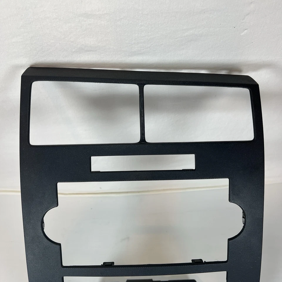 Dodge Charger Magnum 2005-2007 radio bisel negro OEM OUZ86TRMAA Foto 2 de 4