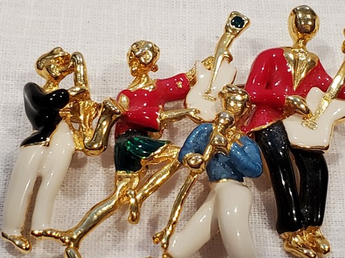 Musical Group Sweater Pin Guitars Singer Saxophone Goldtone Enamel 2.75"x2.25" - Afbeelding 2 van 9