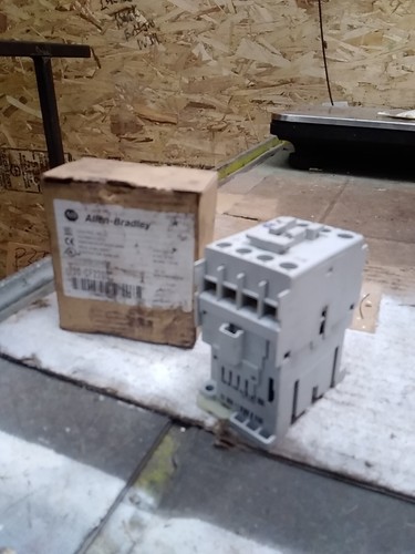 Allen-Bradley 700-CF220D Steuerrelais 120 Volt Spule