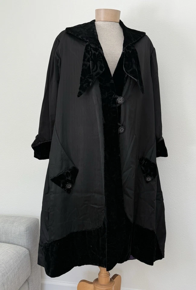 Vintage  Edwardian Silk and Velvet Opera Cloak Coat Purple Lining - Image 2 of 4