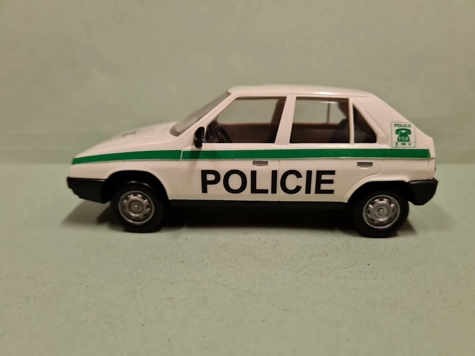 SMER SERIE KLIKLAK SKODA FAVORIT 136 L POLICIE REPUBBLICA CECA SCALA 1/32 - Immagine 2 di 4