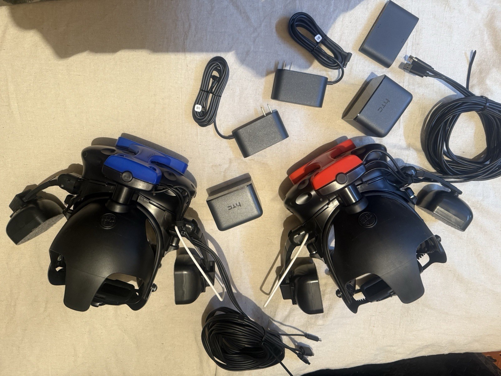NEW HTC)Set Of Two)Vive Base Station Lighthouse SteamVR Plus 2 Head Sets-LinkBox