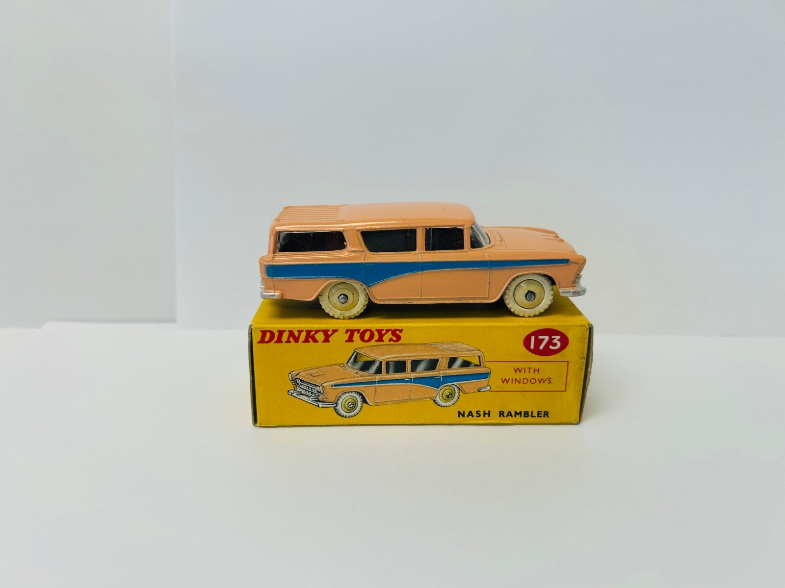 Schuco Volkswagen T2a Van Porsche Martini Racing 1:18 173