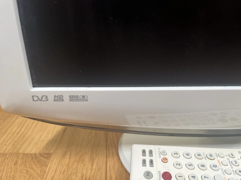 Samsung LE19R86WD 19” HD Ready Television TV with Remote + Instructions - White - Image 2 of 4