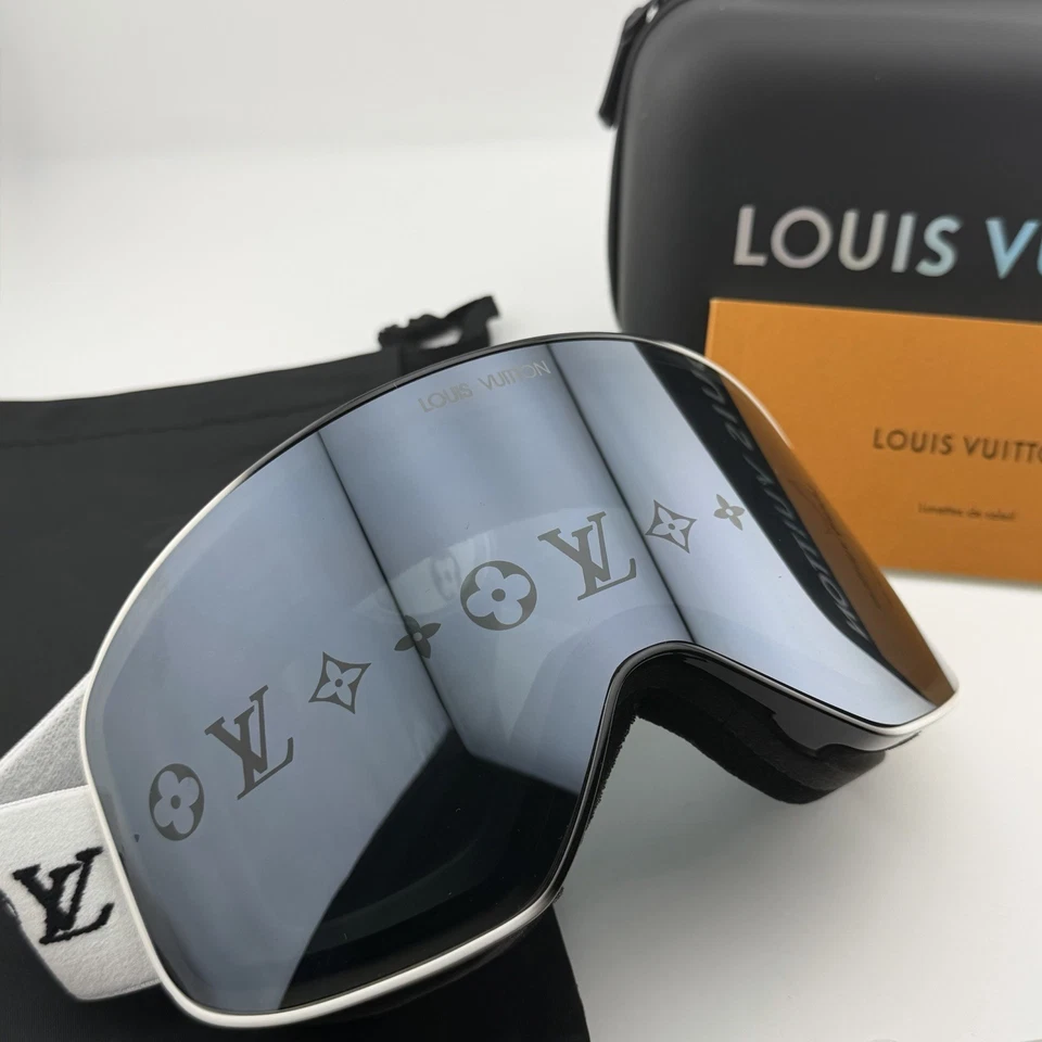 White LOUIS VUITTON, LV Snowfall Ski Mask Brand New Authentic - Image 4 of 4