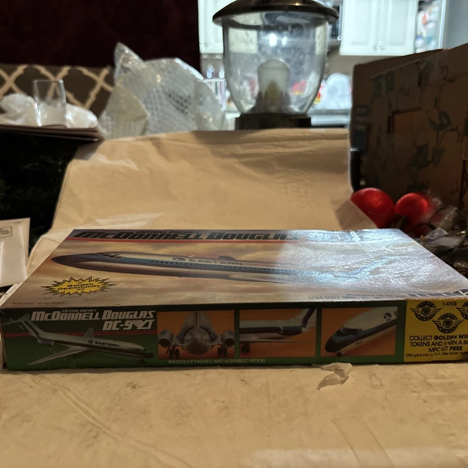 Airplane McDonnell Douglas DC9 - Image 2 of 4