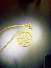 Vintage Signed Avon Gold Tone Leaf & Pearl Round Pendant Necklace — photo 2