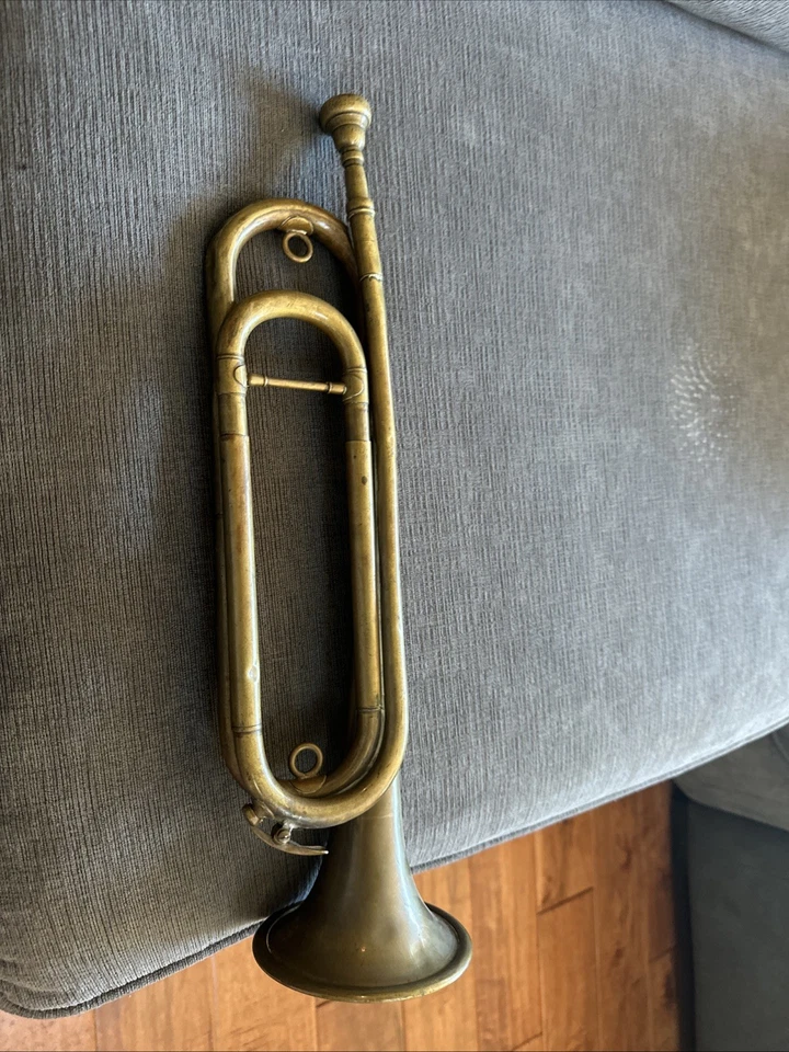 Instrumento musical vintage de latón Bugle Foto 2 de 4