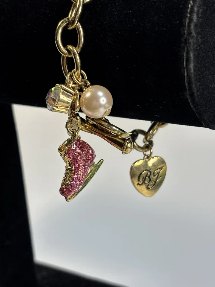 Pulsera Charm Rosa Brillante Perla Estrás Firmada Betsey Johnson Patinaje sobre Hielo  Foto 3 de 4