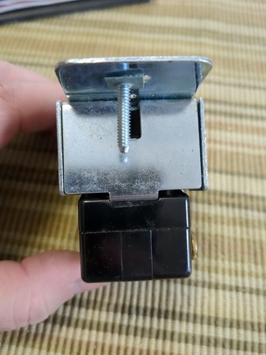 Legrand Pass & Seymour 20AC1-KL Single Pole Key Switch 20A 120/277 VAC W/ 2 Keys - Picture 6 of 8