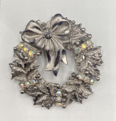 Robyn Rush RR Christmas Wreath Brooch Pin Faceted Rhinestones Signed USA Silver